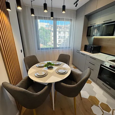 Free Private Garage Stylish Near Center