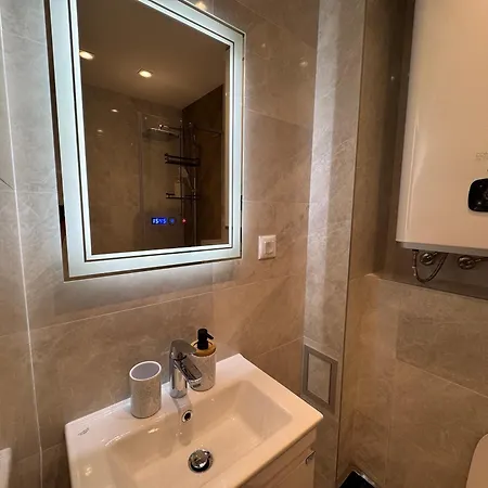 Free Private Garage Stylish Near Center Apartment Warna