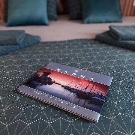 Free Private Garage Stylish Near Center * Warna