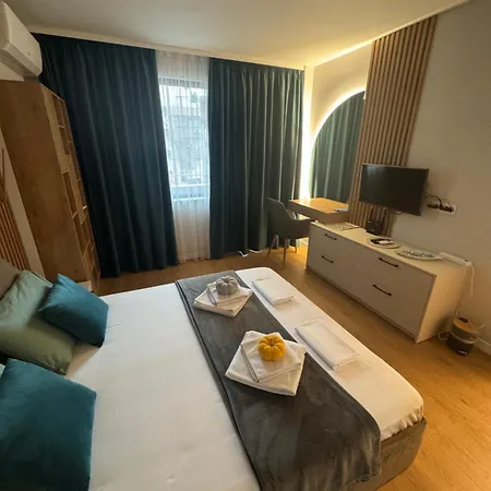 Free Private Garage Stylish Near Center * Warna