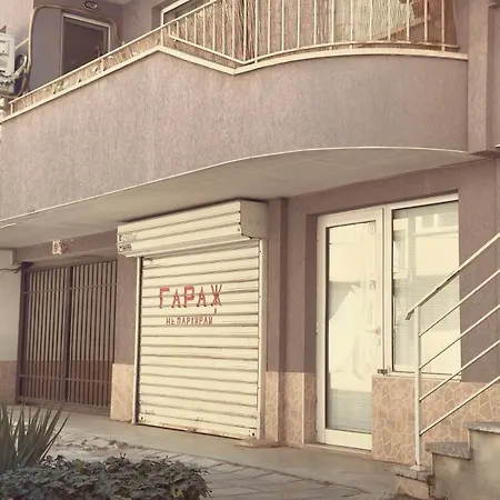 Free Private Garage Stylish Near Center Warna